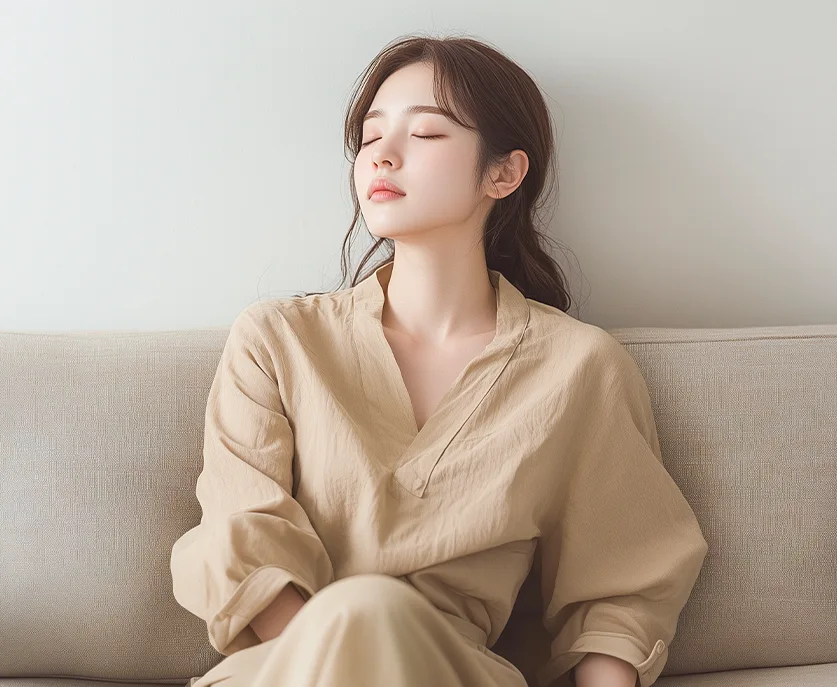 건조감과 탄력 변화로 고민하는 여성