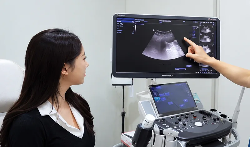 초음파 화면으로 자궁근종 상태를 확인하는 진료